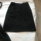 Продаю: Костюм женский из 4 предметов - жакет, юбка, брюки, галстук. Размер 42-44. Одевался 2 раза. Цена 700 руб.